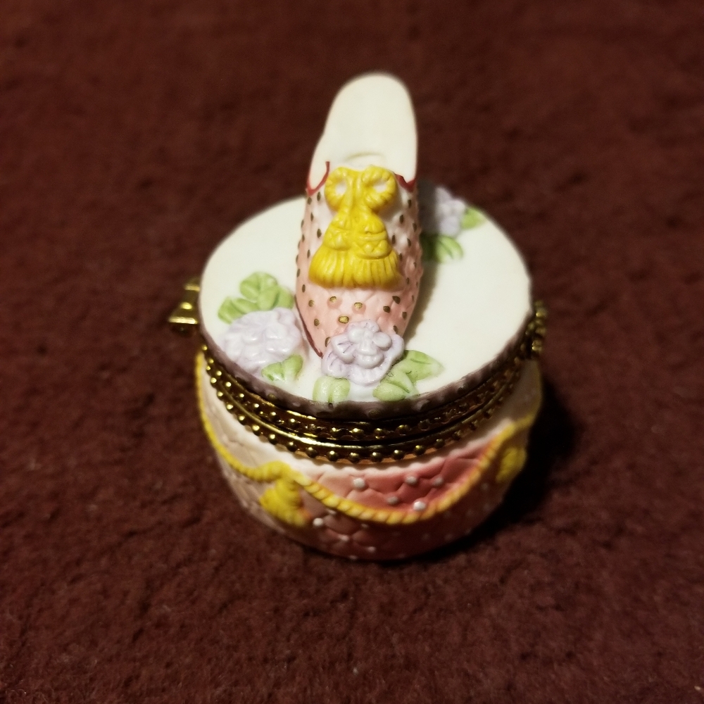 Porcelain Vintage Jewelry/Trinket Box
